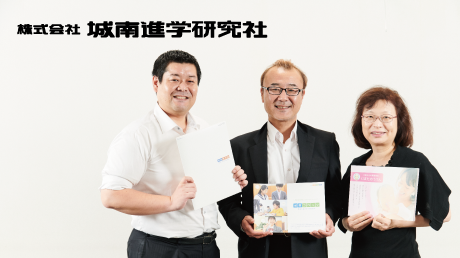 現場の工数を割かずにグループ内クロスセルを実現し、見込み顧客への再アプローチでCV率30倍アップ！
